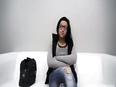 Девушка с очками в горячем действии на кастинге